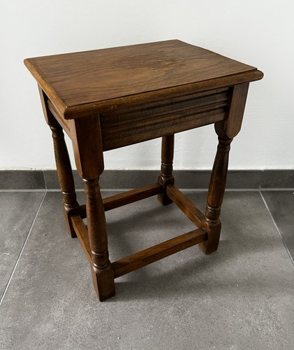 Antiker alter massiver - massiver, hocker